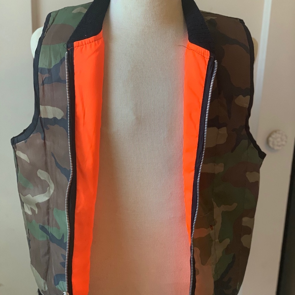 Reversible zip up zest. Camouflage & orange